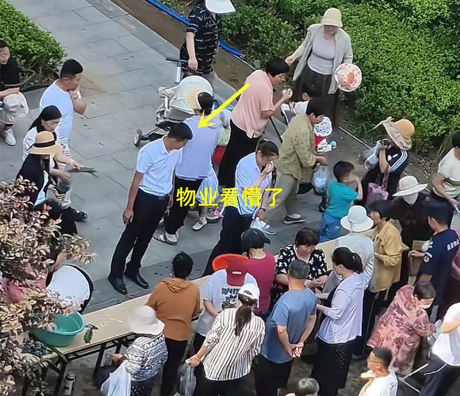 大妈连盆都端走了还围堵物业要鸡蛋AG真人山东：小区端午免费包粽子(图1)