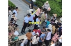 大妈连盆都端走了还围堵物业要鸡蛋AG真人